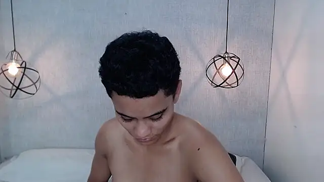 Liiamthompson online show from March 18, 6:26 pm