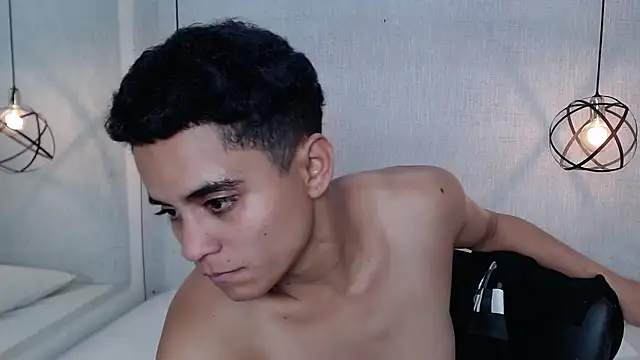 Liiamthompson online show from March 18, 9:32 pm