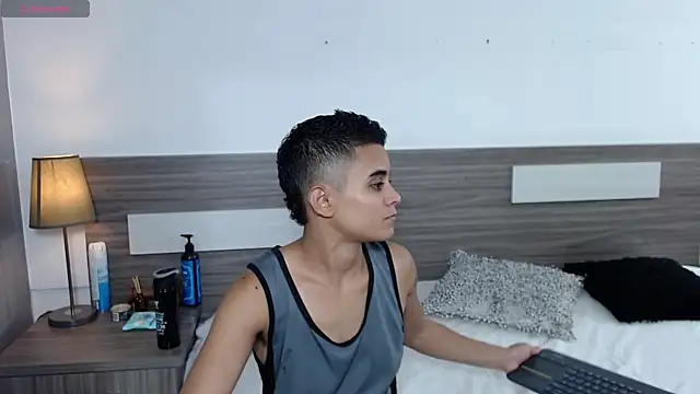 Liiamthompson online show from November 30, 10:25 pm