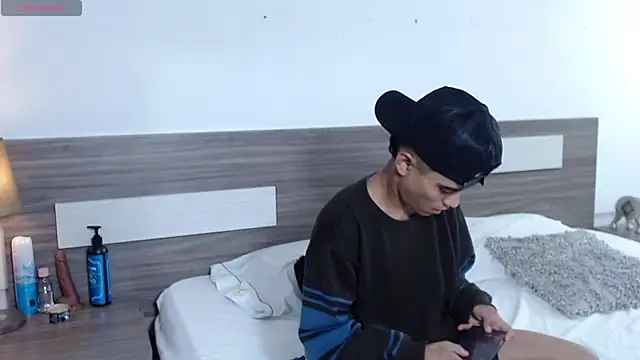 Liiamthompson online show from December 1, 10:37 pm