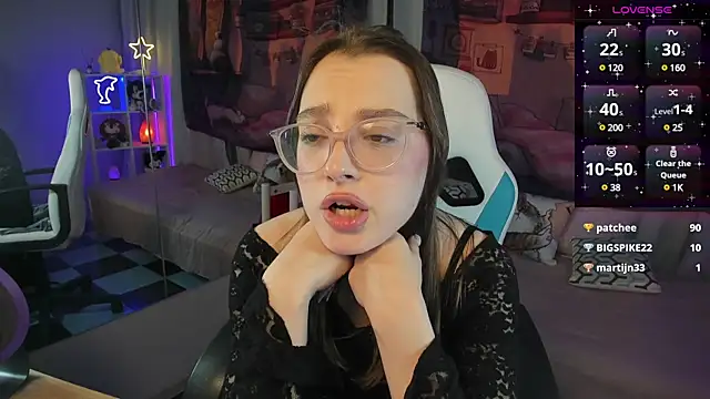 Snapshot of kaisajenner chatting on March 4, 9:54 pm kaisajenner online show from March 4, 9:54 pm