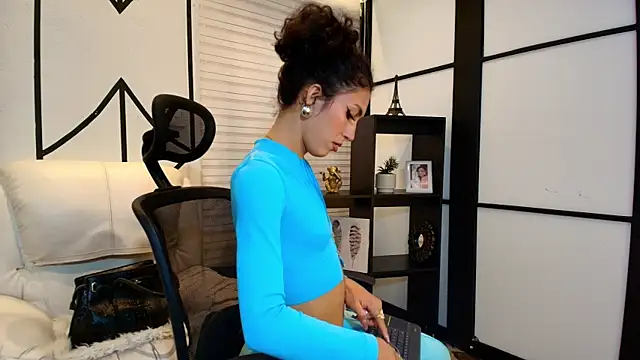 Snapshot of allicemackenzie chatting on March 7, 12:26 am allicemackenzie online show from March 7, 12:26 am