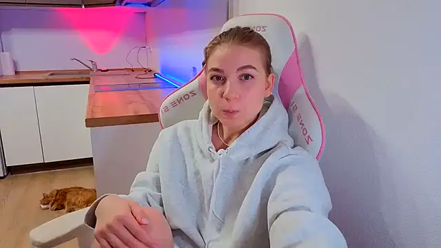 Enjoy everymoment  online show from March 23, 7:07 pm