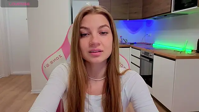 Enjoy everymoment  online show from April 11, 10:14 pm