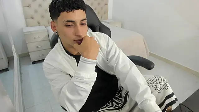 Snapshot of JhoanLeandro chatting on October 19, 5:19 am JhoanLeandro online show from October 19, 5:19 am