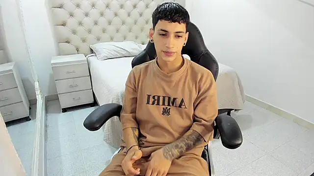 Snapshot of JhoanLeandro chatting on October 31, 4:35 am JhoanLeandro online show from October 31, 4:35 am