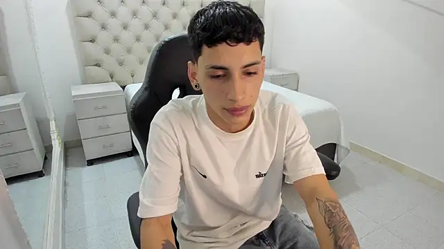 Snapshot of JhoanLeandro chatting on November 7, 4:23 am JhoanLeandro online show from November 7, 4:23 am