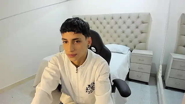 Snapshot of JhoanLeandro chatting on November 13, 4:44 am JhoanLeandro online show from November 13, 4:44 am