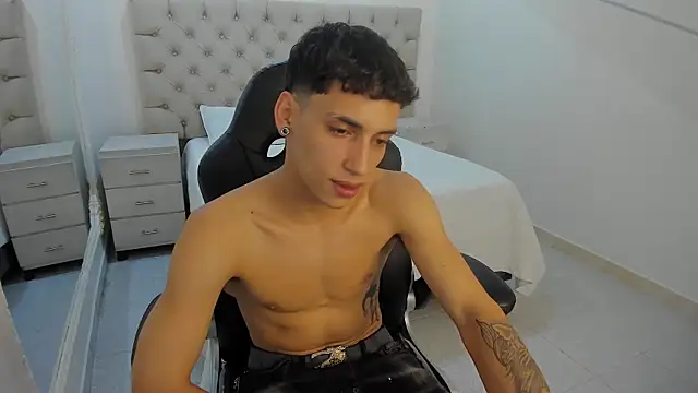 Snapshot of JhoanLeandro chatting on December 20, 7:15 am JhoanLeandro online show from December 20, 7:15 am