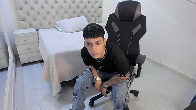 Snapshot of JhoanLeandro chatting on January 6, 5:44 am JhoanLeandro online show from January 6, 5:44 am