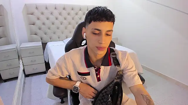 Snapshot of JhoanLeandro chatting on January 10, 4:25 am JhoanLeandro online show from January 10, 4:25 am