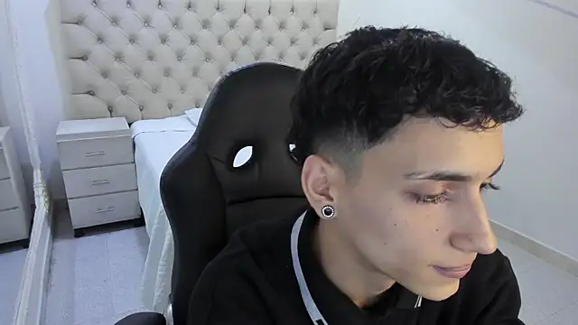 Snapshot of JhoanLeandro chatting on January 13, 4:51 am JhoanLeandro online show from January 13, 4:51 am