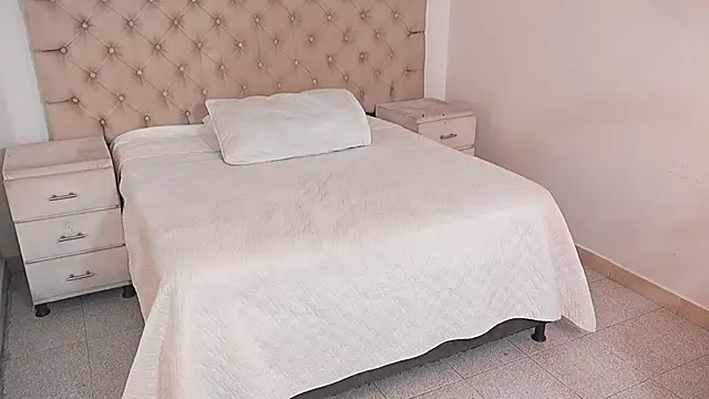 Snapshot of JhoanLeandro chatting on February 8, 5:11 am JhoanLeandro online show from February 8, 5:11 am