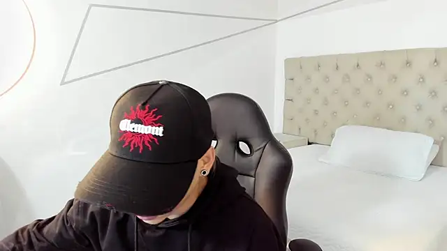 Snapshot of JhoanLeandro chatting on February 17, 4:09 am JhoanLeandro online show from February 17, 4:09 am