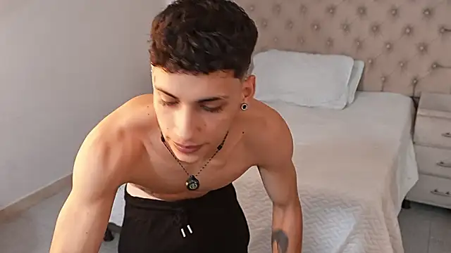 Snapshot of JhoanLeandro chatting on February 18, 5:14 am JhoanLeandro online show from February 18, 5:14 am