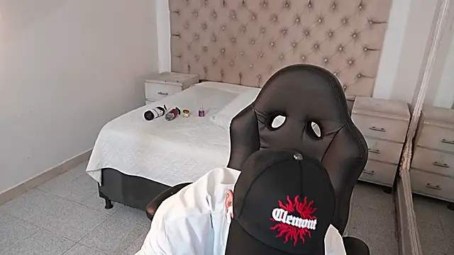 Snapshot of JhoanLeandro chatting on February 22, 6:02 am JhoanLeandro online show from February 22, 6:02 am