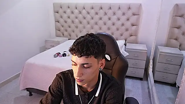 Snapshot of JhoanLeandro chatting on March 3, 7:03 am JhoanLeandro online show from March 3, 7:03 am