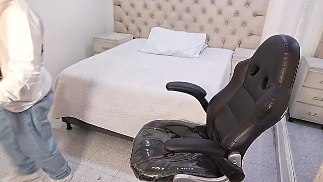 Snapshot of JhoanLeandro chatting on March 4, 5:46 am JhoanLeandro online show from March 4, 5:46 am