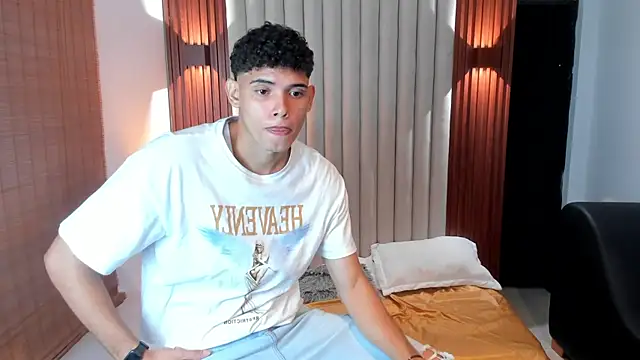 Snapshot of Justin_mack chatting on February 14, 2:33 pm Justin mack online show from February 14, 2:33 pm