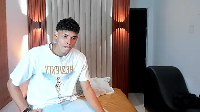 Snapshot of Justin_mack chatting on February 14, 5:46 pm Justin mack online show from February 14, 5:46 pm