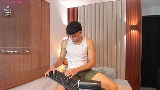 Snapshot of Justin_mack chatting on March 15, 3:16 pm Justin mack online show from March 15, 3:16 pm