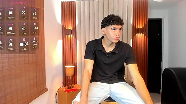 Snapshot of Justin_mack chatting on March 21, 12:06 pm Justin mack online show from March 21, 12:06 pm