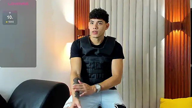 Snapshot of Justin_mack chatting on October 31, 11:44 am Justin mack online show from October 31, 11:44 am