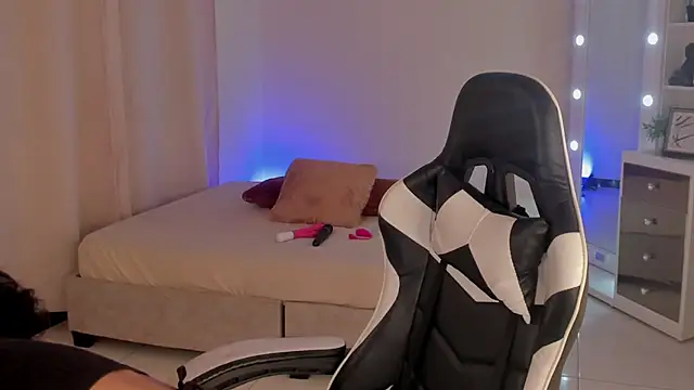 leahaltomm online show from February 16, 7:05 pm