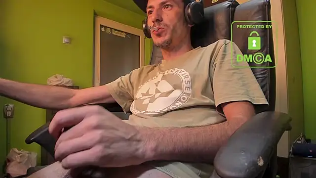 Snapshot of BigCumShoot chatting on January 2, 8:39 am BigCumShoot online show from January 2, 8:39 am