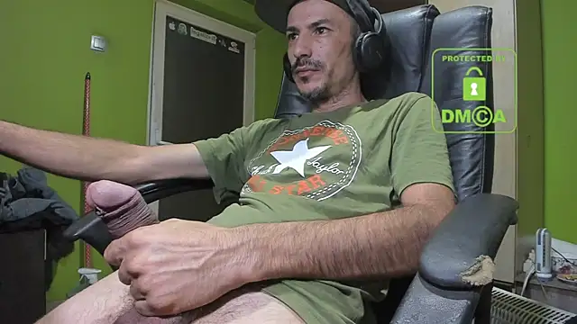 Snapshot of BigCumShoot chatting on October 11, 4:12 am BigCumShoot online show from October 11, 4:12 am