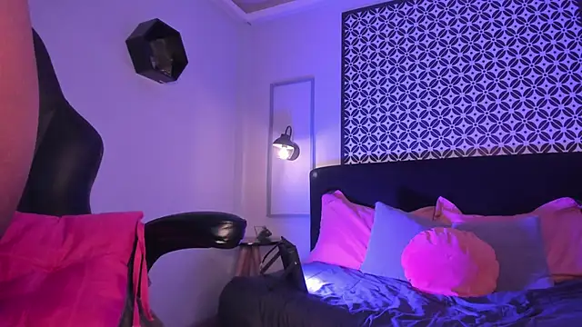 Snapshot of Gigi_Strawberry chatting on March 9, 7:23 am Gigi Strawberry online show from March 9, 7:23 am