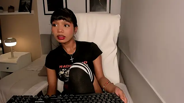 Snapshot of Gigi_Strawberry chatting on October 16, 4:46 am Gigi Strawberry online show from October 16, 4:46 am