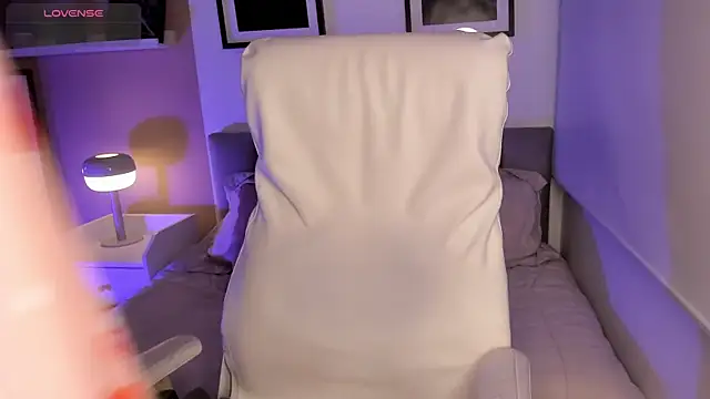 Snapshot of Gigi_Strawberry chatting on October 18, 5:21 am Gigi Strawberry online show from October 18, 5:21 am