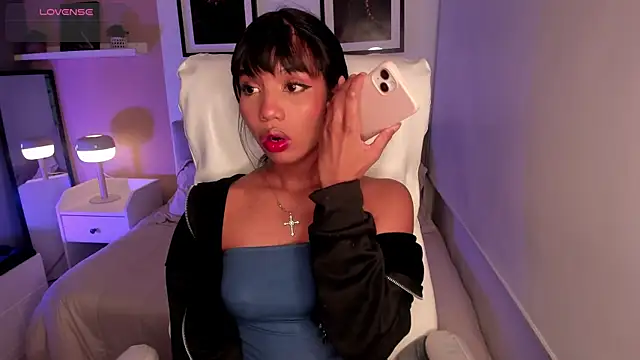 Snapshot of Gigi_Strawberry chatting on October 24, 5:15 am Gigi Strawberry online show from October 24, 5:15 am