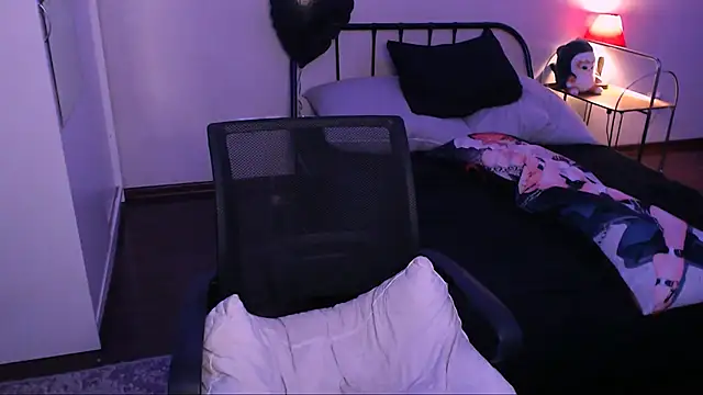 Snapshot of rennnuts chatting on October 15, 5:40 am rennnuts online show from October 15, 5:40 am