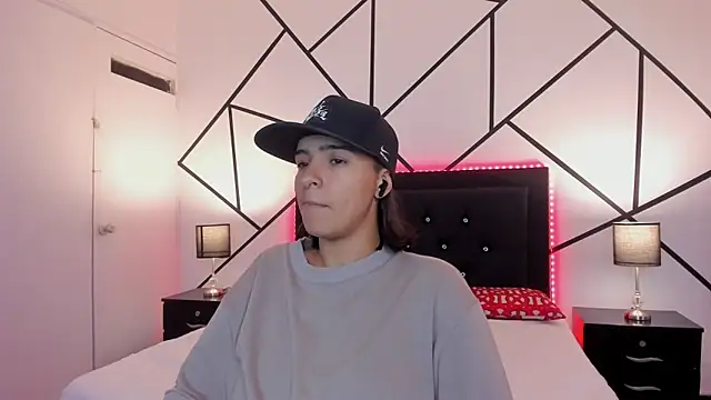 Liiam smith  online show from February 4, 12:00 pm