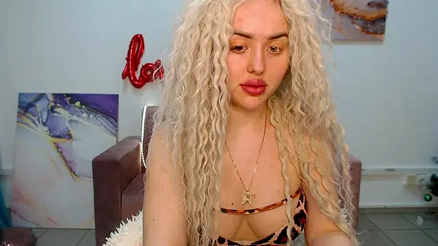 Snapshot of MissisCaty chatting on February 9, 2:17 am MissisCaty online show from February 9, 2:17 am