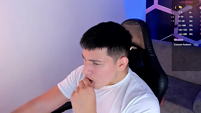 JamesCr  online show from February 22, 3:29 am