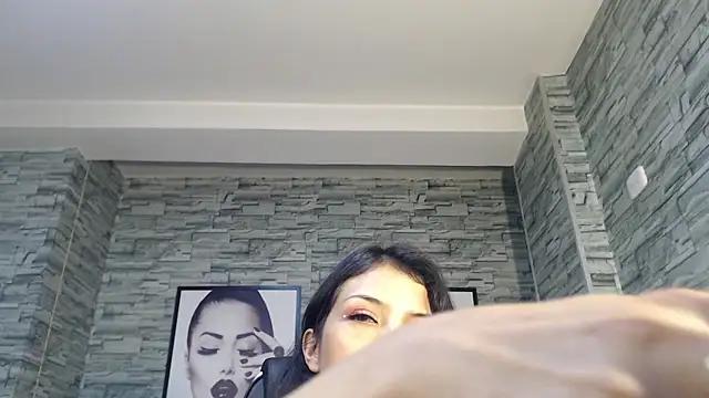 Snapshot of renata_russo_b chatting on February 12, 11:20 pm renata russo b online show from February 12, 11:20 pm