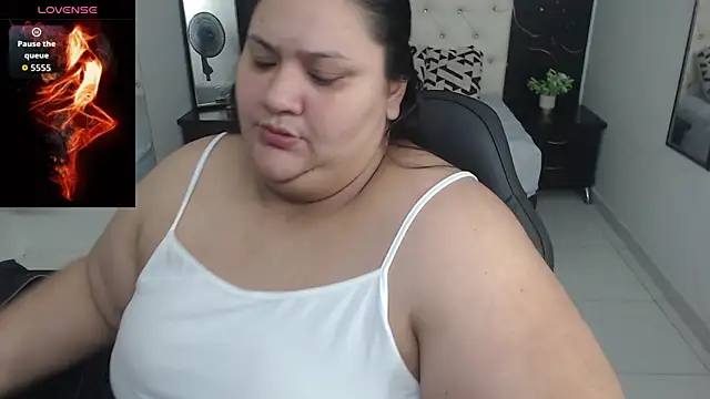 Snapshot of Aaliyah11 chatting on November 19, 12:32 am Aaliyah11 online show from November 19, 12:32 am