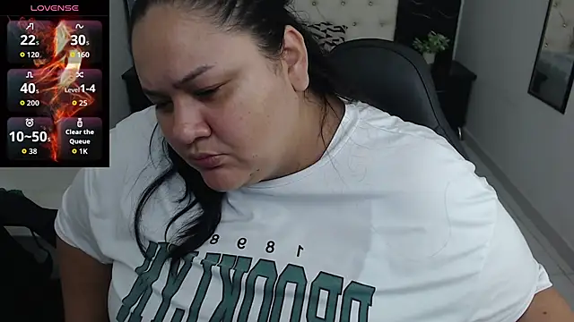 Snapshot of Aaliyah11 chatting on November 21, 12:32 am Aaliyah11 online show from November 21, 12:32 am