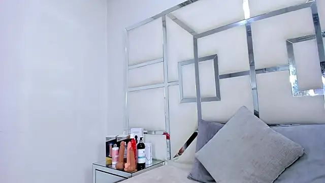 Snapshot of ZoeWan69 chatting on October 31, 12:06 pm ZoeWan69 online show from October 31, 12:06 pm