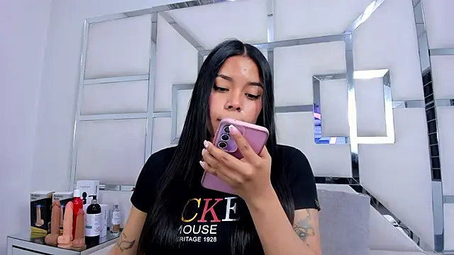 Snapshot of ZoeWan69 chatting on November 7, 11:21 am ZoeWan69 online show from November 7, 11:21 am