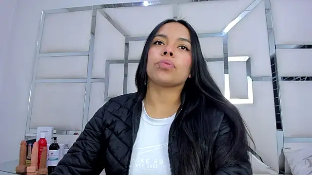 Snapshot of ZoeWan69 chatting on December 3, 11:30 am ZoeWan69 online show from December 3, 11:30 am