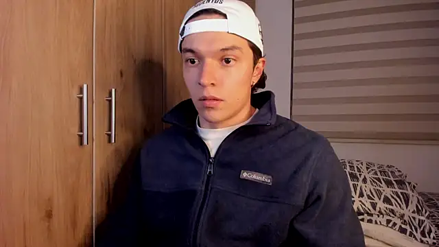 Snapshot of Mastrangelo_xxx chatting on December 17, 4:18 am Mastrangelo xxx online show from December 17, 4:18 am