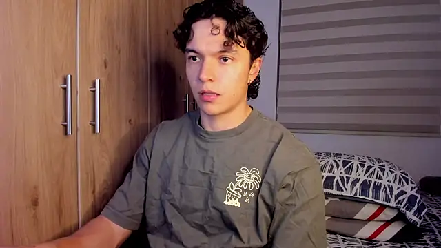 Snapshot of Mastrangelo_xxx chatting on December 19, 4:19 am Mastrangelo xxx online show from December 19, 4:19 am