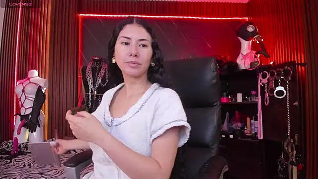 XiaQueen online show from December 17, 1:17 pm