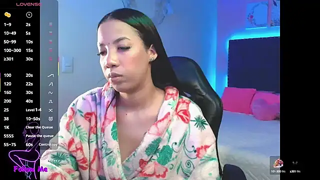 Snapshot of SallyWhitee chatting on October 4, 4:21 am SallyWhitee online show from October 4, 4:21 am