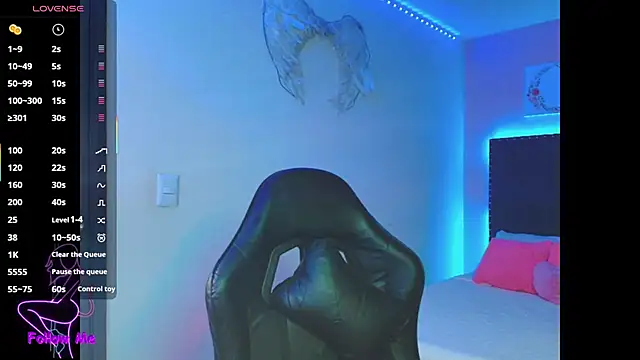 Snapshot of SallyWhitee chatting on October 27, 3:43 am SallyWhitee online show from October 27, 3:43 am