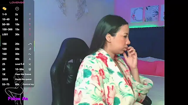 Snapshot of SallyWhitee chatting on December 4, 4:00 am SallyWhitee online show from December 4, 4:00 am